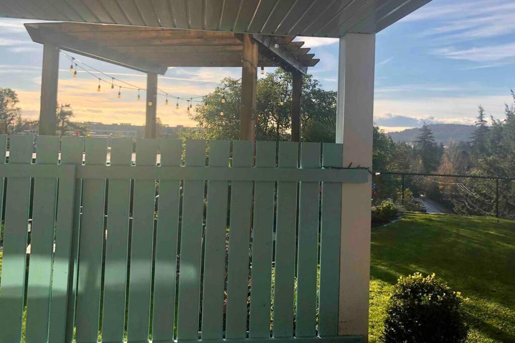 Olympic Views - Cozy Modern 2Br Suite Victoria Exterior photo